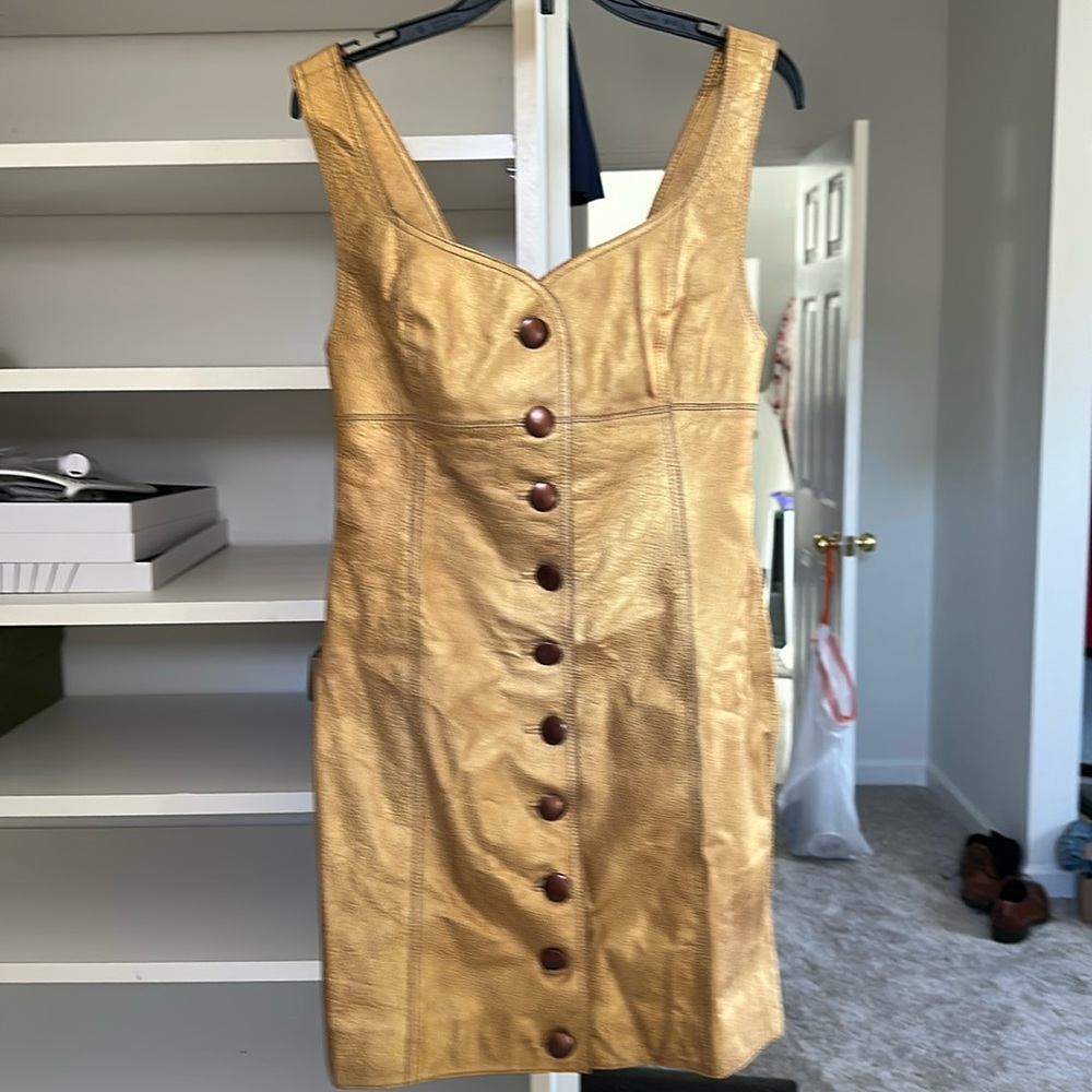 NWT! Free People 100% cow leather. Color is gold. Lining 100%!cotton Sz 2
